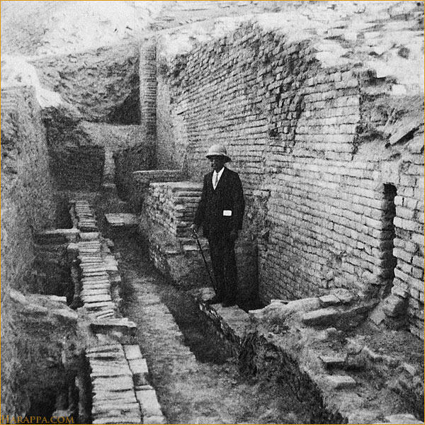 1.  Vụ nổ Death Hill: Năm 1922, tại Ấn Độ, các nhà khảo cổ phát hiện thành phố cổ Mohenjo-daro, hay còn gọi là "Ngọn đồi tử thần". Thành phố này có quy hoạch hoàn chỉnh và các tòa nhà được trang bị hệ thống cấp nước và thoát nước hiện đại, từng là một nền văn minh phát triển cao. (Ảnh: Harappa)