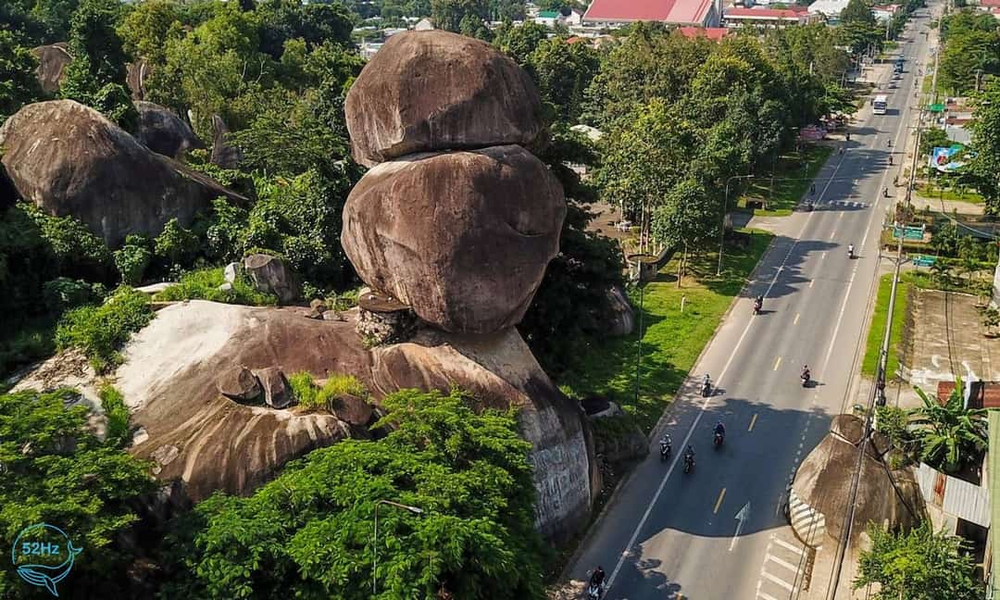 1. Đá Ba Chồng (Đồng Nai): Đá Ba Chồng là một trong những địa điểm du lịch nổi tiếng ở Định Quán, Đồng Nai. Ba  tảng đá khổng lồ chồng lên nhau, tạo nên một cảnh tượng kỳ thú và đầy ấn tượng. (Ảnh: 52Hz)