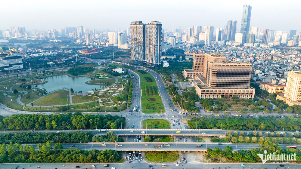  Đường Lê Quang Đạo có điểm đầu từ đoạn ngã ba Lê Đức Thọ - Trần Hữu Dực, điểm cuối (trong ảnh) giao với đại lộ Thăng Long, một trong những nút giao thông đẹp, rộng và thoáng đãng nhất của quận Nam Từ Liêm (Hà Nội).