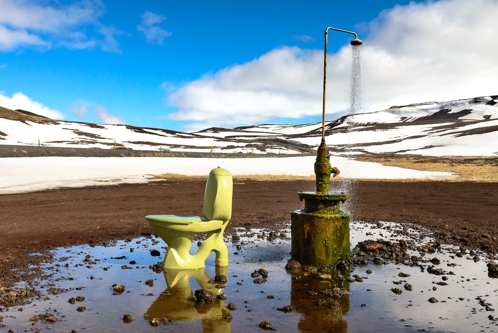 1. Krafla, Iceland:  Nhà vệ sinh ngoài trời này nằm ở khu vực hoang dã Iceland, gần trạm điện nhiệt địa học Krafla. (Ảnh: lonelyplanet)