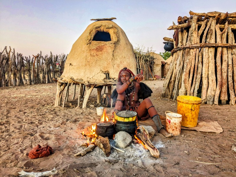  Bộ lạc Himba ở phía Bắc Namibia là một trong những bộ lạc giữ được nhiều phong tục cổ xưa và độc đáo nhất trên thế giới. (Ảnh: Travel Oasis)