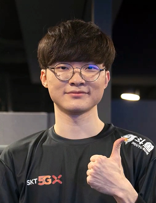 1. Faker (Lee Sang-hyeok):  Game thủ "Liên Minh Huyền Thoại" xuất sắc nhất mọi thời đại. Gia nhập SK Telecom năm 2013, đạt 3 chức vô địch thế giới cùng T1. Nổi tiếng với kỹ năng phân tích và sự sáng tạo. (Ảnh: Wikipedia)