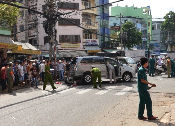 Nhân viên rửa xe lái “xế hộp” gây tai nạn kinh hoàng