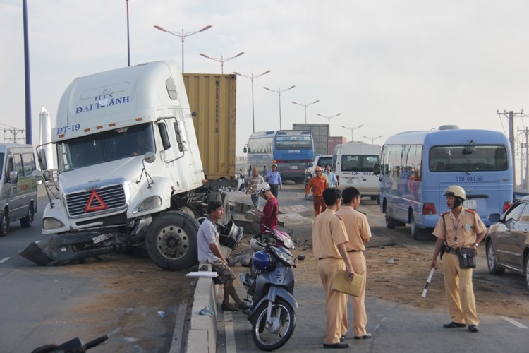 Container gây náo loạn trên cầu vượt thép Thủ Đức