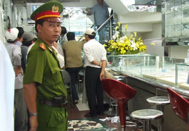 Hàng trăm lượng vàng "mọc cánh... bay" ở tiệm vàng Bình Dương