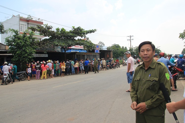 Ông Nguyễn Văn Trí, trưởng Công an xã Tóc Tiên, huyện Tân Thành, tỉnh Bà Rịa-Vũng Tàu cho biết: Vụ hỏa hoạn xảy ra vào khoảng hơn 0h ngày 3/11. Ngay sau khi tiếp nhận thông tin, lực lượng Công an đã đến hiện trường tìm mọi cách giải cứu nạn nhân mắc kẹt trong nhà.