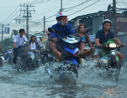 Triều cường chưa lên đỉnh, TP HCM đã “ngộp” trong biển nước