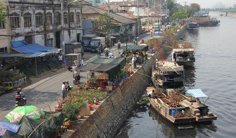  Chợ hoa Tết "Trên bến dưới thuyền" là nét văn hoá đặc sắc, truyền thống của người dân Sài Gòn được tổ chức hằng năm dọc tuyến kênh Tàu Hủ - Bến Nghé (đường Bến Bình Đông, quận 8, TP HCM)