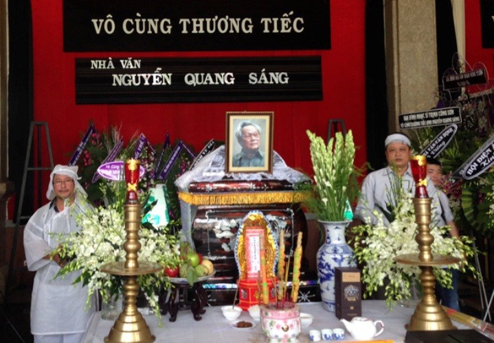 Nhà văn Nguyễn Quang Sáng (82 tuổi, quê tỉnh An Giang, tác giả nhiều tác phẩm văn học, kịch bản nghệ thuật nổi tiếng như truyện ngắn Chiếc lược ngà; kịch bản phim Mùa gió chướng, Cánh đồng hoang ...Nguyên Chủ tịch Hội Nhà văn TPHCM, nguyên Phó Tổng thư ký Hội Nhà văn Việt Nam, giải thưởng Hồ Chí Minh về văn học nghệ thuật, huy hiệu 60 năm tuổi Đảng) từ trần ngày 13/2 tại nhà riêng ở quận 7, TP HCM