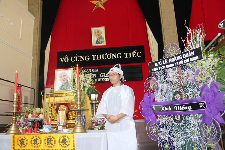 Soạn giả Kiên Giang (tên thật là Trương Khương Trinh, SN 1927, quê tỉnh Kiên Giang) tác giả bài thơ nổi tiếng "Hoa trắng thôi cài trên áo tím" và soạn giả nhiều vở tuồng vang bóng một thời làm nên tên tuổi của cố nghệ sĩ ưu tú Thanh Nga, NSND Lệ Thủy, Tô Kim Hồng, NSND Ngọc Giàu...