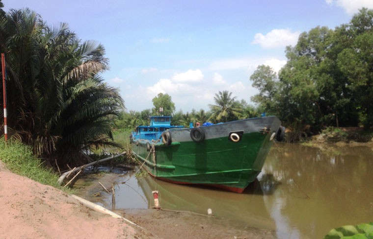 Sáng 8/11, các ngành chức năng thuộc công an quận Thủ Đức và nhiều đơn vị liên quan vẫn đang tiến hành khám nghiệm dấu vết chiếc xà lan neo đậu gần khu vực cầu Bình Phú trên rạch Gò Dưa để điều tra làm rõ nguyên nhân sự cố va chạm gây thiệt hại tại dự án cống ngăn triều rạch Gò Dưa.