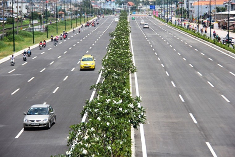  Đường Tân Sơn Nhất-Bình Lợi-Vành đai ngoài (được đặt tên là đường Phạm Văn Đồng) được xem là tuyến nội ô đẹp nhất TP HCM có tổng chiều dài gần 14km nối từ sân bay quốc tế Tân Sơn Nhất đến nút giao Linh Xuân (QL1).