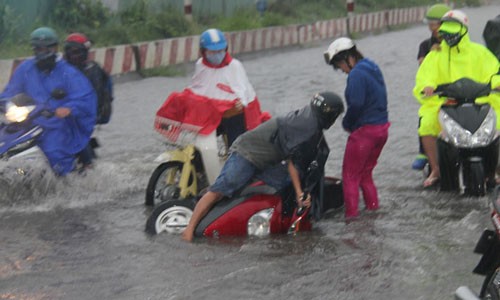 Mưa lớn suốt buổi chiều, TP HCM chìm trong biển nước