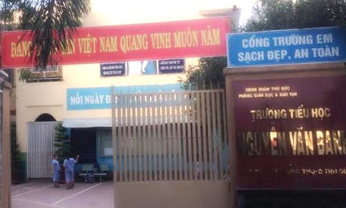 TP HCM: Học sinh sửng sốt nhìn cô giáo bị phụ huynh đánh