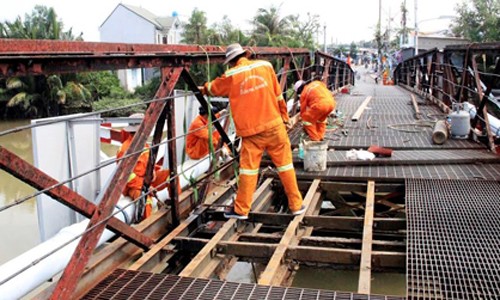 Chính quyền lên tiếng vụ sà lan đâm cầu Long Kiển