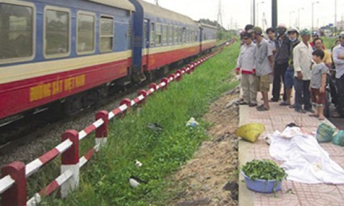 TPHCM: Vượt đường sắt, người đàn ông bị tàu hoả tông chết