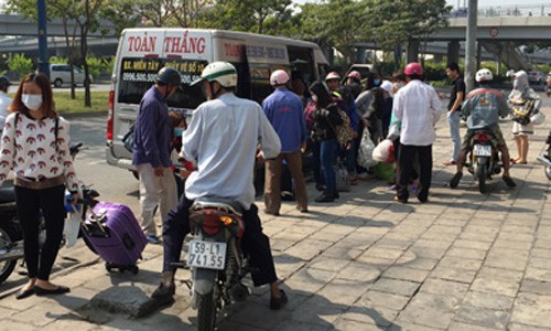 Bát nháo cảnh taxi, xe ôm tranh khách trên đại lộ Sài Gòn