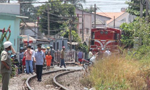 Sà lan tông sập cầu Ghềnh: Cả đoàn tàu suýt lao xuống sông