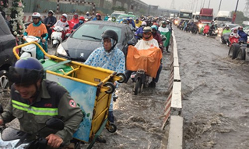 Mưa đầu mùa cực lớn, giao thông cửa ngõ TP HCM kẹt cứng