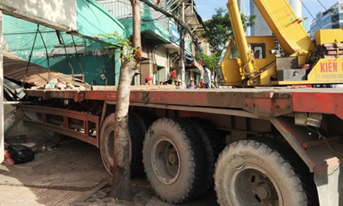 “Hung thần” Container cuốn nhiều người vào gầm, cắm vào nhà dân