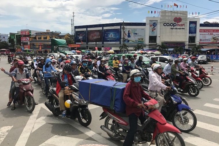 Trưa 20/11, dù đang trong thời điểm sắp bước sang tháng cuối năm, Nam bộ vào giai đoạn chuyển mùa, không phải thời điểm nắng nóng nhưng thời tiết ở  Sài Gòn vẫn nắng nóng gay gắt như đổ lửa.