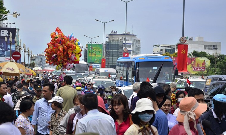 Trong những ngày đầu năm mới  Tết Đinh Dậu 2017, rất đông người dân đã đến viếng chùa ở TP HCM. Hàng loạt tuyến đường đổ về những ngôi chùa như Vĩnh Nghiêm, chùa Một Cột, Huệ Nghiêm, Vạn Đức, Ngọc Hoàng...bị kẹt cứng.