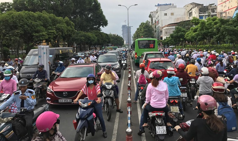 Sáng 24/4, nhiều lực lượng như CSGT, Thanh niên xung phong, nhân viên đơn vị thi công ga ngầm metro tuyến Bến Thành - Suối Tiên... phối hợp tại các giao lộ, hướng đường bị phân luồng để hướng dẫn, điều tiết giao thông đang ùn tắc.