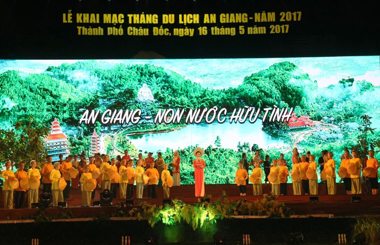 Tối 16/5, tại trung tâm thành phố Châu Đốc, tỉnh An Giang đã diễn ra đêm khai mạc “ Tháng du lịch An Giang năm 2017”. Chương trình được dàn dựng hoành tráng, đầy màu sắc.