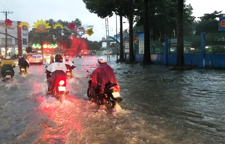 Chiều 20/5, ngày thứ 2 liên tiếp khắp khu vực Nam Bộ và TP HCM xảy ra mưa dông. Nhiều nơi có  mưa lớn khủng khiếp và kéo dài khiến nhiều tuyến đường nhanh chóng chìm trong biển nước.