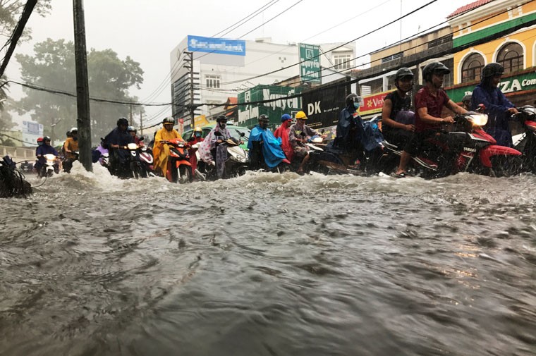 Chiều ngày 24/5, TP HCM lại tiếp tục có mưa trên diện rộng. Khu vực phía Đông Sài Gòn mưa như trút nước, ào ạt đổ xuống khiến hàng loạt tuyến đường nhanh chóng chìm ngập trong nước.