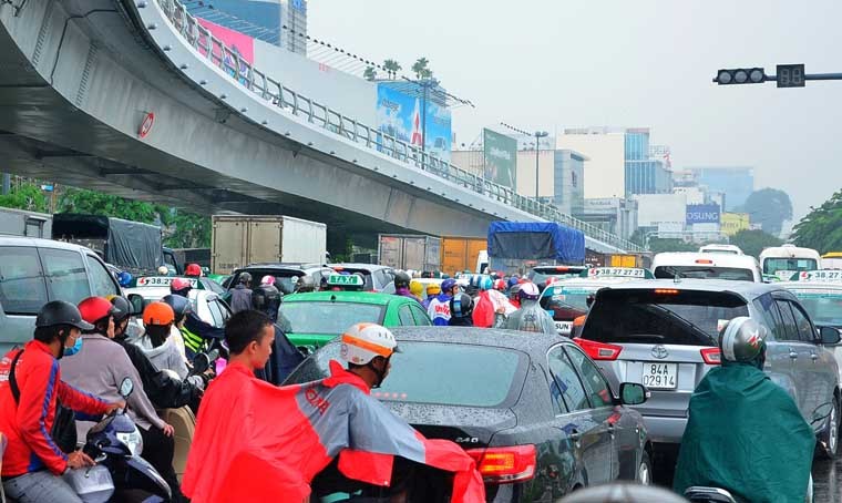 Từ đầu giờ sáng kéo dài đến tận giữa trưa nay (20/7), các tuyến đường theo cả hai hướng ra, vào  sân bay quốc tế Tân Sơn Nhất và hàng loạt tuyến đường tiếp giáp sân bay đã xảy ra ùn ứ hết sức nghiêm trọng.