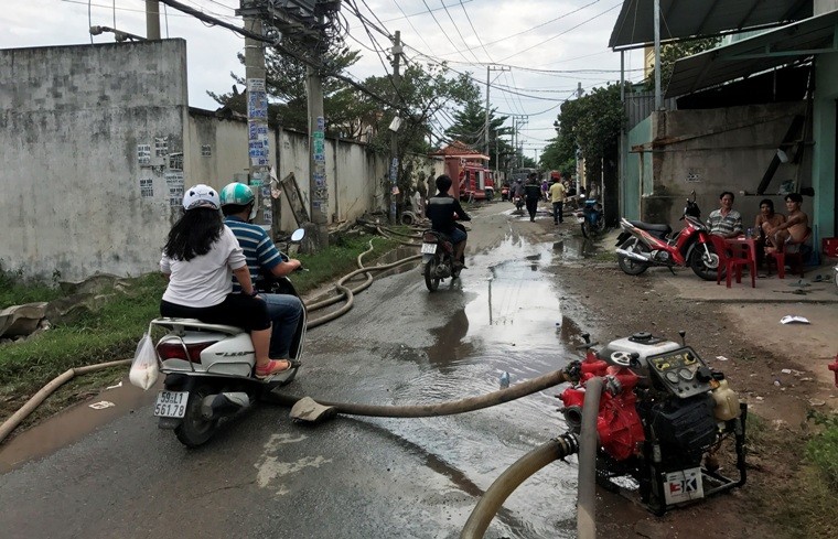 Đến gần 15h ngày 1/8, hàng chục chiến sĩ Cảnh sát PCCC huyện Bình Chánh, TP HCM vẫn đang phun nước vào khu vực  cháy tại công ty TNHH sản xuất và thương mại Tuấn Thông để dập tắt hoàn toàn đám cháy.   