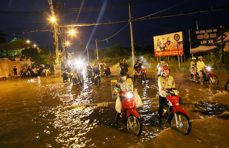 Đến hơn 19h tối 22/9, nhiều người dân vẫn còn đang vật lộn giữa  cơn thủy triều đạt đỉnh gây ngập nặng hàng loạt tuyến đường ở khu vực ngoại thành TP.HCM.