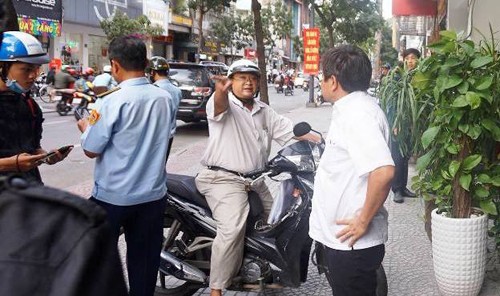 Dân phản ứng xe chở ông Đoàn Ngọc Hải gây ách tắc