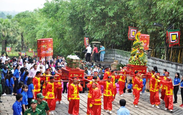 Trong không khí cả nước long trọng kỷ niệm ngày Giỗ Quốc Tổ Hùng Vương mùng 10/3 âm lịch, sáng nay (25/4) tại Khu Công viên Lịch sử - Văn hóa Dân tộc, quận 9, TP HCM cũng đã long trọng diễn ra lễ dâng hương, lễ vật bàn thờ  Quốc Tổ Hùng Vương tại Đền Tưởng niệm các Vua Hùng.