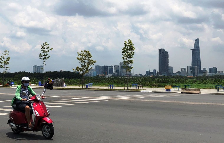 Từ giữa trưa nay (30/4), bất chấp cái nắng chói chang ngay đầu hè, hàng chục người dân đã bày bàn ghế khắp các vỉa hè trên hàng loạt tuyến đường ở khu đô thị Thủ Thiêm (quận 2).