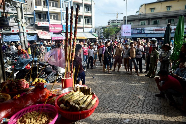 Chiều nay 25/8 (Rằm tháng 7 âm lịch), nhiều hộ dân, doanh nghiệp kinh doanh, buôn bán ở khu Chợ Lớn, quận 5, TP HCM tổ chức  cúng cô hồn theo phong tục. Ảnh Zing.