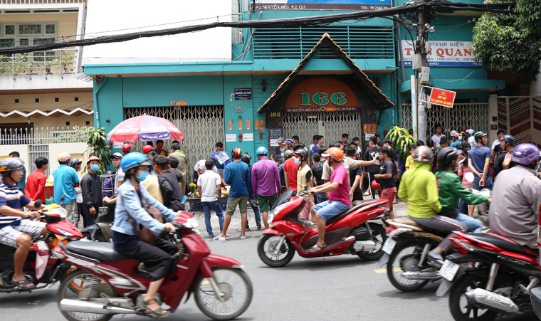 Mỗi năm cứ sau ngày rằm tháng 7 Âm lịch, Sài Gòn như bước vào "lễ hội" chủ yếu dành cho những thanh niên, đó là "cúng cô hồn"