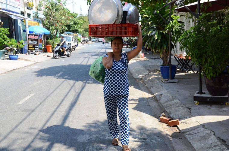 Trong không khí háo hức của  ngày 8/3, PV  Kiến Thức đã gặp những "thân cò" mưu sinh trên phố Sài Gòn. Bà Võ Thu Thủy (47 tuổi, quê An Giang, hiện cư trú tại quận 5, TP HCM) làm nghề bán sâm từ nhiều năm nay. Hàng ngày khi mặt trời chưa tỏ, bà đã “đội hàng” ra chợ bán, chỉ mong bán được nhiều tiền lo cho gia đình. Bà Thủy chia sẻ: “Tôi và gia đình mưu sinh tại đất Sài Gòn đã hơn 6 năm, ngày nào cũng vậy dù nắng hay mưa vẫn phải làm để trang trải cuộc sống gia đình nơi đất khách. Chỉ mong con được học hành đến nơi đến chốn”.