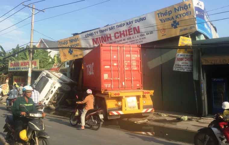 Vụ việc hi hữu tài xế container "say ngủ" giữa đống đổ nát sau khi gây tai nạn nghiêm trọng sáng 3/4 vẫn đang được Công an quận 9, TP HCM điều tra làm rõ.