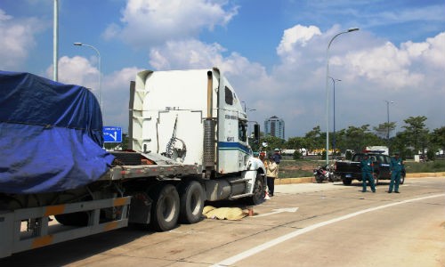 Bé gái khóc thét chứng kiến mẹ bị xe đầu kéo cán chết