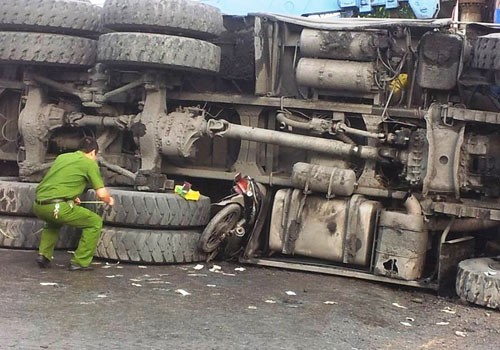 1. Xe tải lật nghiêng, đè chết người phụ nữ là một trong các vụ  tai nạn giao thông thảm khốc tuần qua. Khoảng 5h sáng 22/6, xe đưa đón công nhân mỏ từ trong đường dân sinh giáp ranh giữa phường Cẩm Sơn và Cẩm Đông (Cẩm Phả, Quảng Ninh) cua ra quốc lộ 18A thì bất ngờ bị xe tải chạy hướng Móng Cái - Hạ Long húc vào đầu. Sau cú đâm mạnh, xe tải lật nghiêng, đè lên xe máy của người phụ nữ bán cá, khiến người phụ nữ này tử vong tại chỗ.