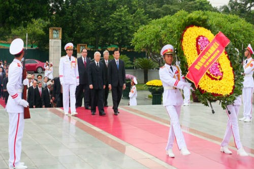 1. Kỷ niệm 68 ngày Thương binh Liệt sĩ (27/7) Nhân kỷ niệm 68 ngày Thương binh Liệt sĩ (27/7/1947- 27/7/2015), Lãnh đạo Đảng, Nhà nước đã dâng hương tưởng niệm các anh hùng liệt sĩ và vào Lăng viếng Chủ tịch Hồ Chí Minh. Trước đó, tối 26/7, tại Nghĩa trang liệt sĩ Quốc gia Đường 9, TP Đông Hà, tỉnh Quảng Trị, đã diễn ra "Lễ thắp nến tri ân các anh hùng liệt sĩ" với sự tham gia của hơn 1.000 đoàn viên, thanh niên, sinh viên tiêu biểu...