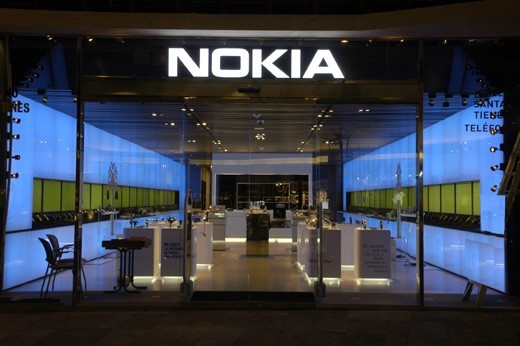 Nokia. Nokia đứng đầu  10 thương hiệu nổi tiếng thế giới mất giá thê thảm nhất. Nguyên nhân chính có lẽ là Nokia đã phải đối mặt với quá nhiều đối thủ tầm cỡ như iPhone của Apple hay Galaxy của Samsung... trong khi bản thân thương hiệu này không có nhiều sáng tạo độc đáo về mẫu mã sản phẩm.