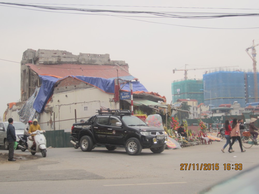 Tại khu vực ngã tư đường Bưởi - Lạc Long Quân giao cắt với đường Hoàng Hoa Thám - Hoàng Quốc Việt, hàng loạt ngôi nhà đã bị giỡ bỏ để phục vụ cho dự án đường trên cao vành đai 2 (đoạn Nhật Tân - Cầu Giấy đang thi công) nhưng không hiểu vì sao vẫn còn một ngôi nhà nằm trơ trọi, gây ảnh hưởng không nhỏ cho quá trình thi công cũng như các phương tiện khi lưu thông qua đây.