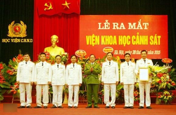 1. Ra mắt Viện Khoa học Cảnh sát Sáng 30/11, Học viện Cảnh sát Nhân dân đã tổ chức Lễ công bố quyết định thành lập và ra mắt Viện Khoa học Cảnh sát theo quyết định của Bộ trưởng Bộ Công an. Viện Khoa học Cảnh sát có trách nhiệm giúp Giám đốc Học viện tổ chức các hoạt động nghiên cứu, ứng dụng khoa học và công nghệ; tổng kết lý luận thực tiễn trên các lĩnh vực tội phạm và phòng ngừa tội phạm, điều tra tội phạm, đảm bảo trật tự an toàn xã hội, xây dựng lực lượng CSND, tham gia công tác đào tạo, bồi dưỡng cán bộ cảnh sát, phối hợp thực hiện các chương trình, kế hoạch đào tạo;...