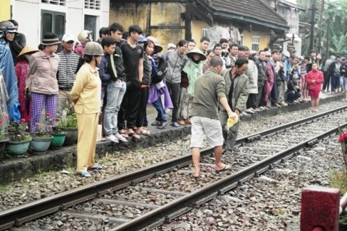 1. Vượt rào chắn lao vào tàu hỏa, nam thanh niên bị cán nát Khoảng 10h45 ngày 28/12, đoàn tàu SE3 vừa rời ga Huế đến đoạn KM 690+772 giao với đường Ngự Bình (TP. Huế) thì bất ngờ có một thanh niên lao vào. Mặc dù lái tàu SE3 đã kịp hãm phanh nhưng do cự ly quá gần khiến nam thanh niên bị cuốn vào gầm tàu, chết không toàn thây.