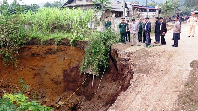 1. Hố tử thần xuất hiện sau tiếng động lớn  Khoảng 18h20 tối 2/1/2016, chị Thạch Thị Thanh Tuyền (tại tổ 10, thị trấn Bằng Lũng, huyện Chợ Đồn tỉnh Bắc Kạn) đang nấu cơm, bỗng nghe tiếng ầm ầm rồi đất đá bắn lên rơi vào mái nhà. Chị cùng chồng ra xem thì thấy xuất hiện hố sâu lớn, sâu khoảng 15m, rộng 7m, đất đá cứ thế sụt xuống. Sự việc khiến hàng trăm người hiếu kỳ trên địa bàn kéo đến xem. Do hố sụt lún nằm sát tỉnh lộ 254 nên đã gây tắc đường cục bộ từ thị trấn Bằng Lũng đi huyện Ba Bể và ngược lại.