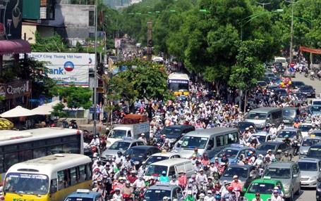 1. Tăng tốc độ xe chạy trong khu dân cư thêm 10 km/h Theo thông tư do Bộ GTVT ban hành, từ 1/3/2016, tốc độ xe chạy trong khu dân cư được tăng thêm 10 km/h. Cụ thể, xe cơ giới, trừ xe máy chuyên dùng, xe gắn máy (kể cả xe máy điện) trong khu vực đông dân cư trên đường đôi; đường một chiều có từ 2 làn xe cơ giới trở lên có tốc độ tối đa là 60 km/h. Tại đường 2 chiều không có dải phân cách giữa, đường một chiều có 1 làn xe cơ giới, tốc độ tối đa là 50 km/h.