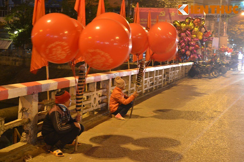 Giao thừa là lúc người người, nhà nhà quây quần bên gia đình để quên đi những lo toan bộn bề của cuộc sống. Bên cạnh những hình ảnh dòng người náo nhiệt chờ đón giờ khắc quan trọng nhất trong năm, thì đâu đó trên khắp những con phố, những ngõ nhỏ vẫn còn những mảnh đời phải tất bật mưu sinh đêm giao thừa, kiếm miếng cơm manh áo.